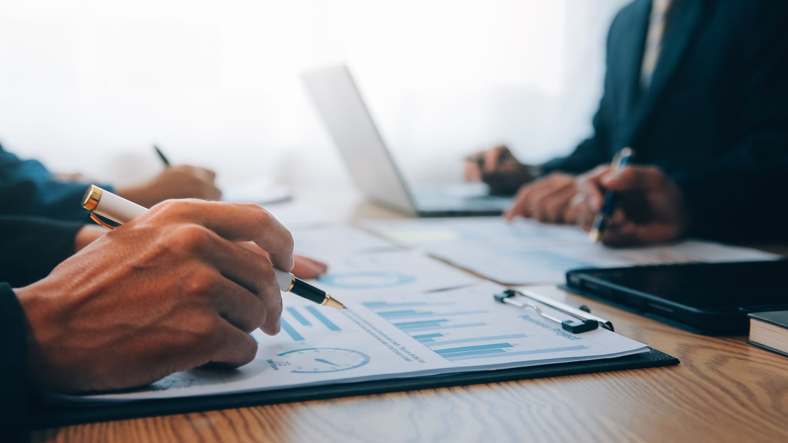 Empresários estruturando capital para comprar matéria-prima no exterior (Crédito para importação)