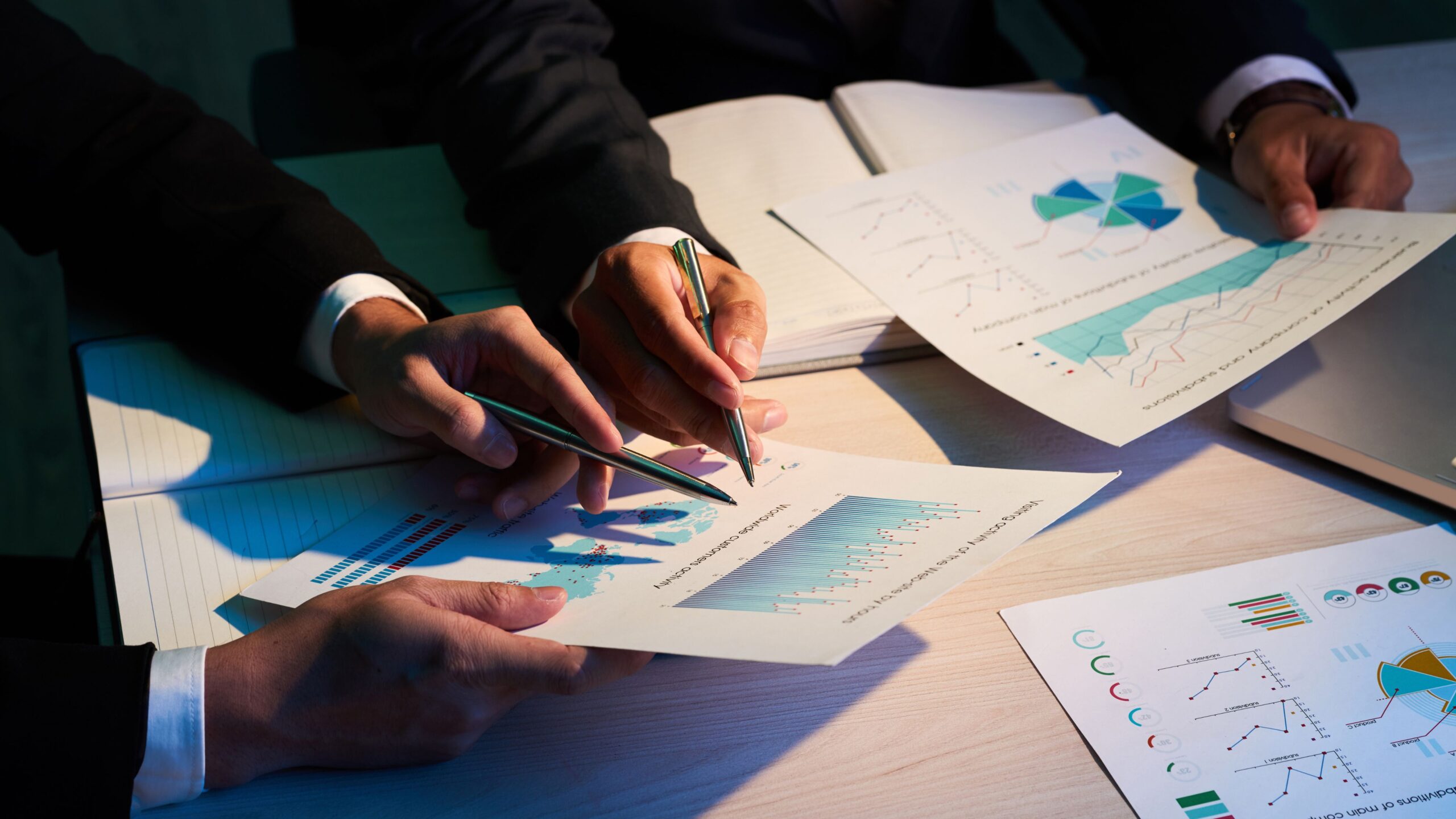 Empresários analisando a oportunidade de Créditos não performados