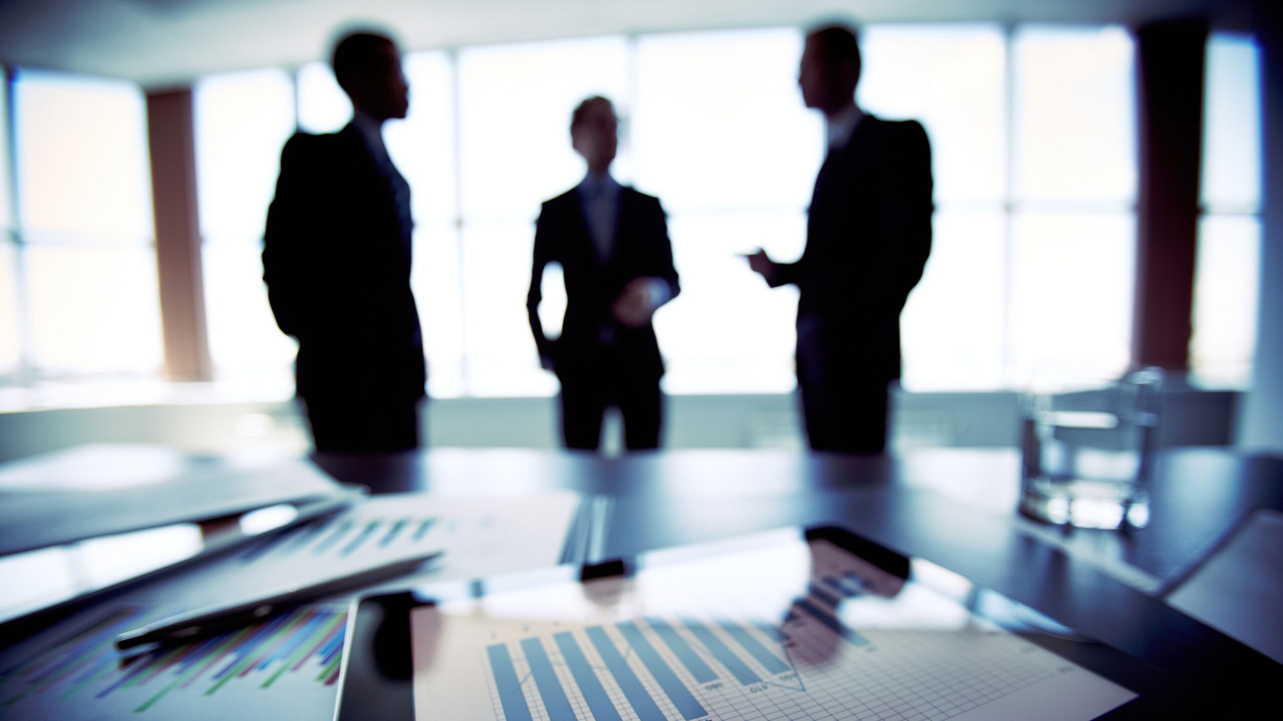 Empresários analisando a gestão financeira e estruturação de FIDC Proprietário